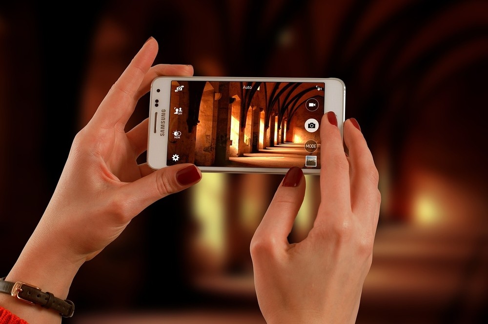 Переваги покупки БУ смартфона на FindMyPhone. Смартфон Samsung - фото на фронтальну камеру